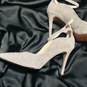 Vince Camuto Hinata Pumps •Gray Suede, Sexy Ankle Strap, Scalloped Sides• Size 8